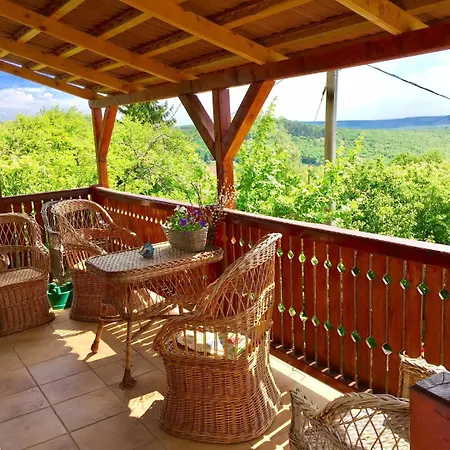 Szolocskei Vendeghaz Es Piheno Holiday home Eger